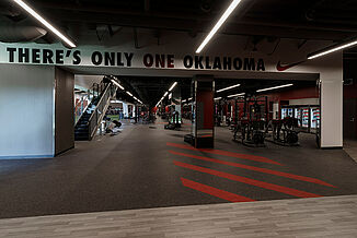 Oklahoma University Weight Training - Customized Floor Design Oklahoma University provides a high-quality performance training facility for athletes to continue bettering them athletics. REGUPOL aktivpro roll flooring is used throughout the facility to provide durability and customizable designs throughout.